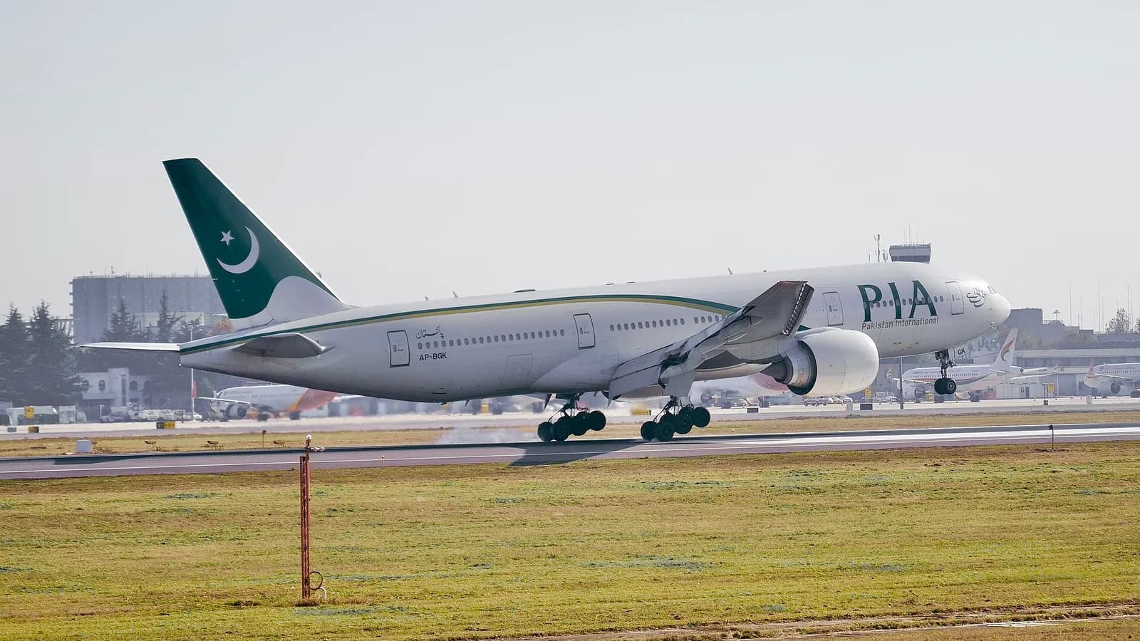 A Pakistan International Airlines Boeing 777 on approach